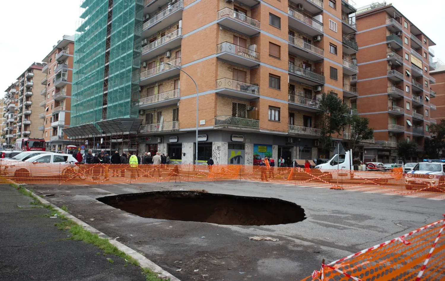 الحفر قد تلتهم البشر (شاترستوك)