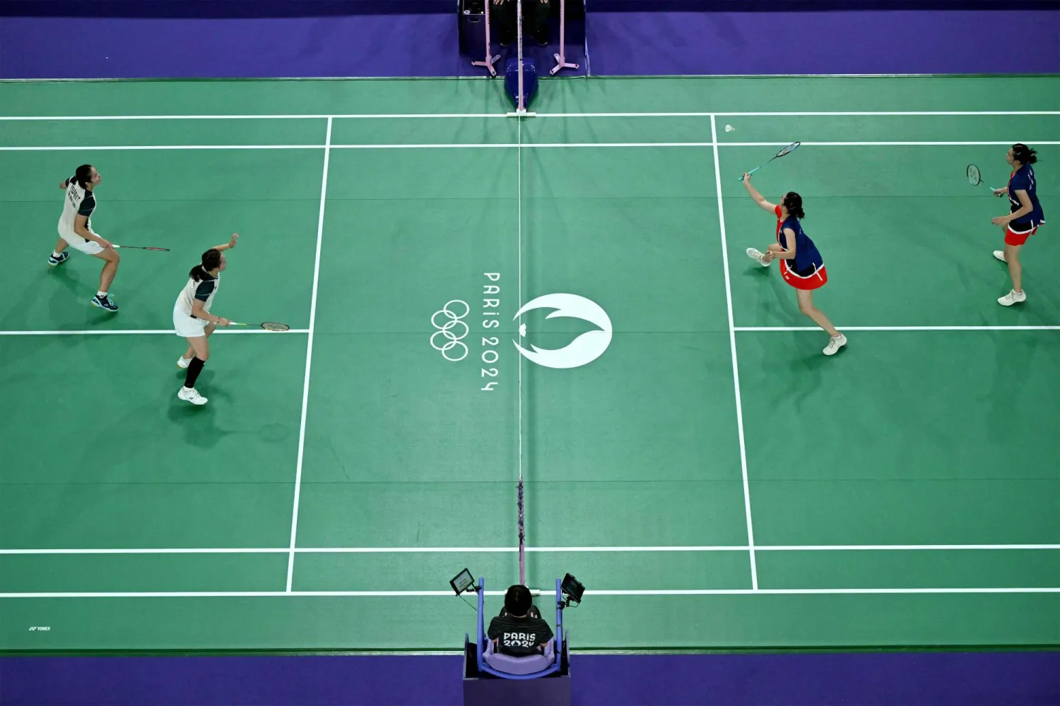 من غير المعتاد أن يلعب زوجان من الأشقاء ضد بعضهما بعضاً في مباراة بزوجي السيدات (أ.ف.ب)