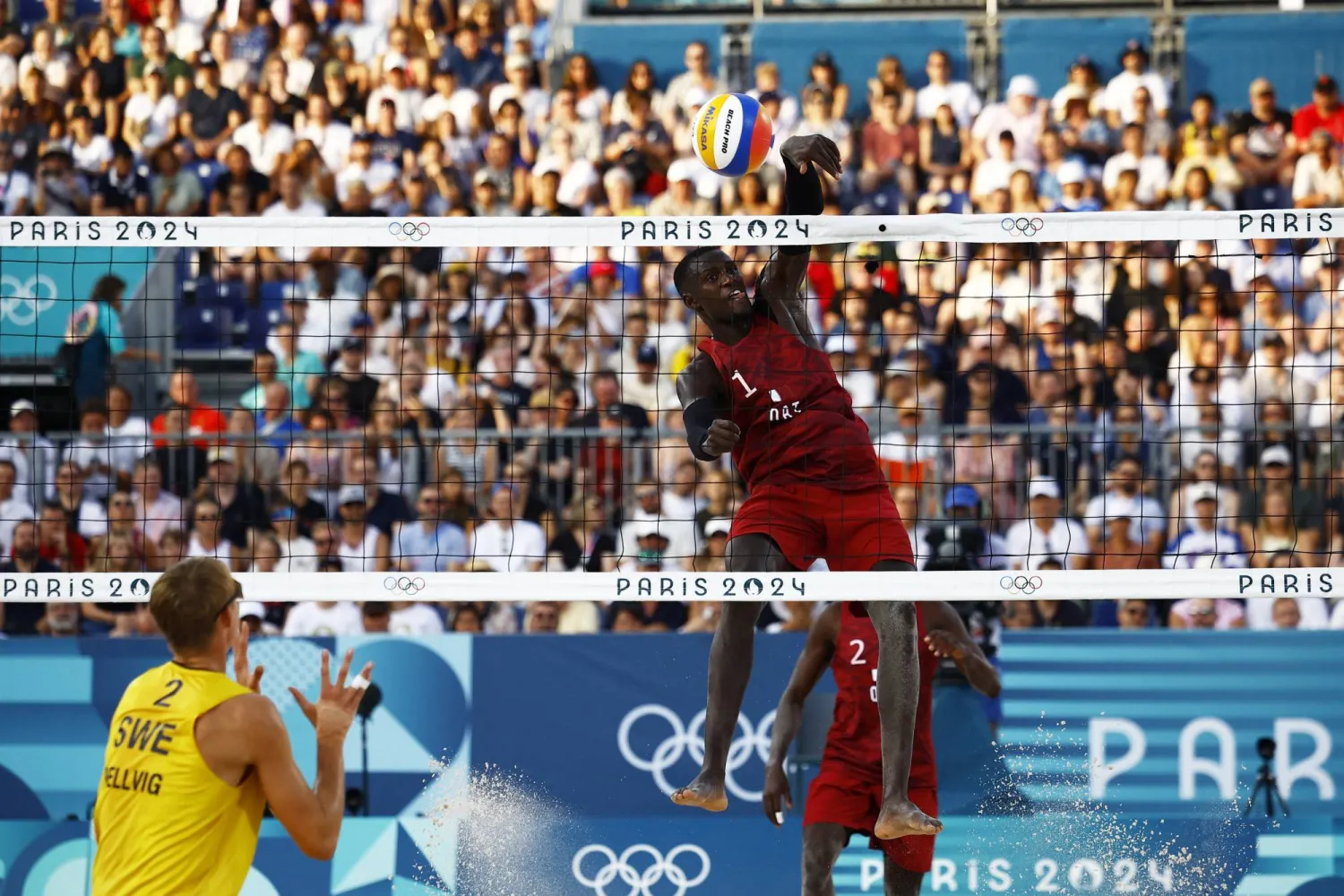 يونس وتيجان أول فريق يحقّق انتصاره الثاني توالياً في الكرة الطائرة الشاطئية (رويترز)