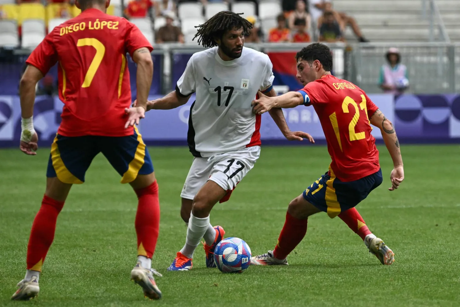 محمد النني خلال مواجهة المنتخب الإسباني في أولمبياد باريس 2024 (أ.ف.ب)