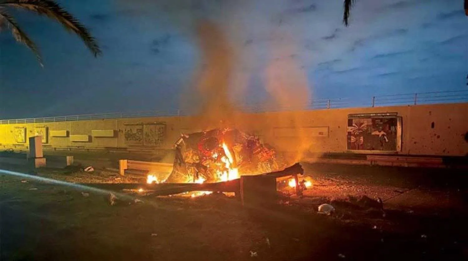 السيارة التي كان يستقلها سليماني مشتعلة بعد استهدافها بصواريخ أميركية في 3 يناير 2020 (أرشيفية - أ.ف.ب)