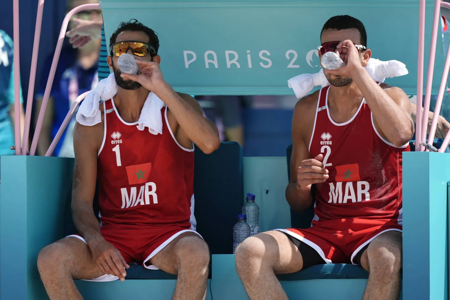 محمد عبيشة (يسار) وزميله زهير الجروي ثنائي المغرب في الكرة الطائرة الشاطئية (أ.ب)