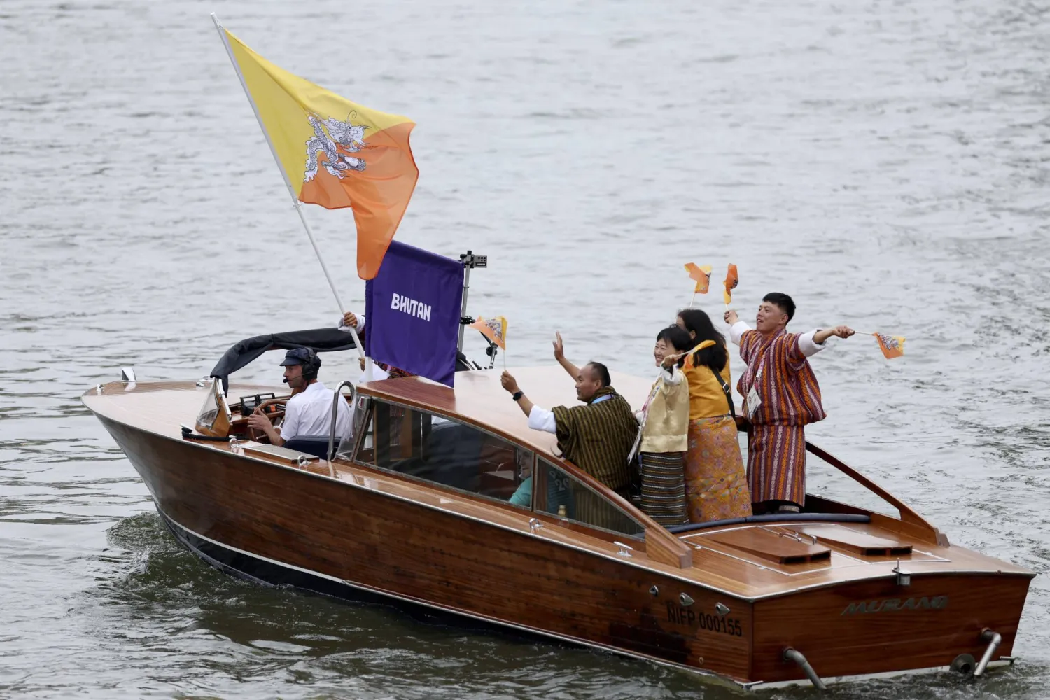 ساناي تنزين حمل علم بلاده بوتان في افتتاح أولمبياد باريس (أ.ب)