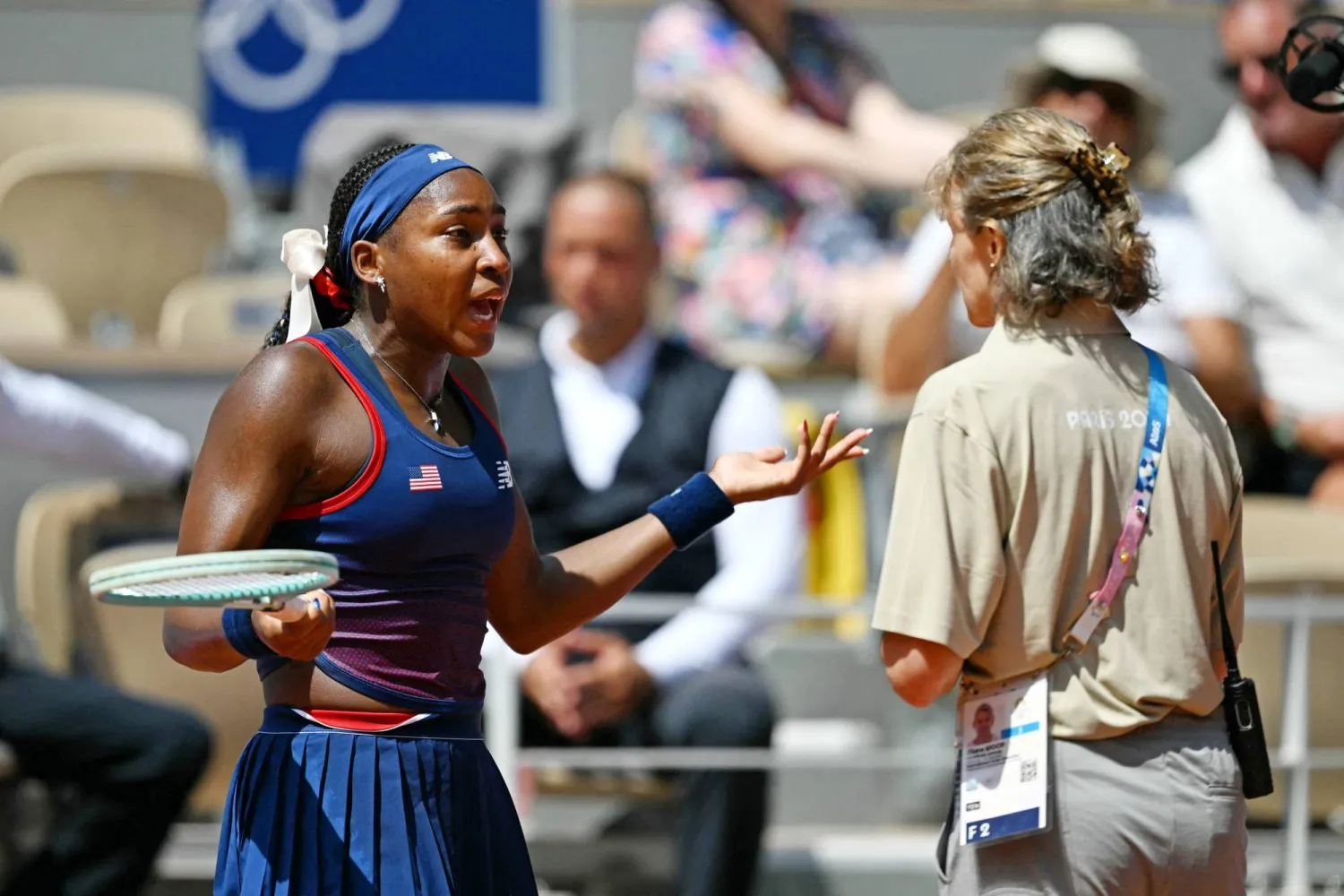 غوف تذرف الدموع خلال اعتراضها على التحكيم عقب الخسارة أمام دونا فيكيتش (أ.ف.ب)