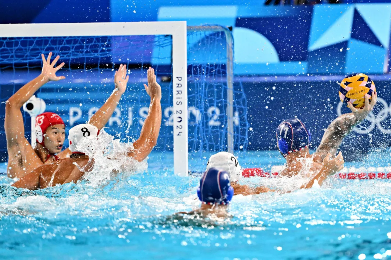 جانب من مواجهة فرنسا واليابان ضمن منافسات كرة الماء بأولمبياد باريس 2024 (أ.ف.ب)