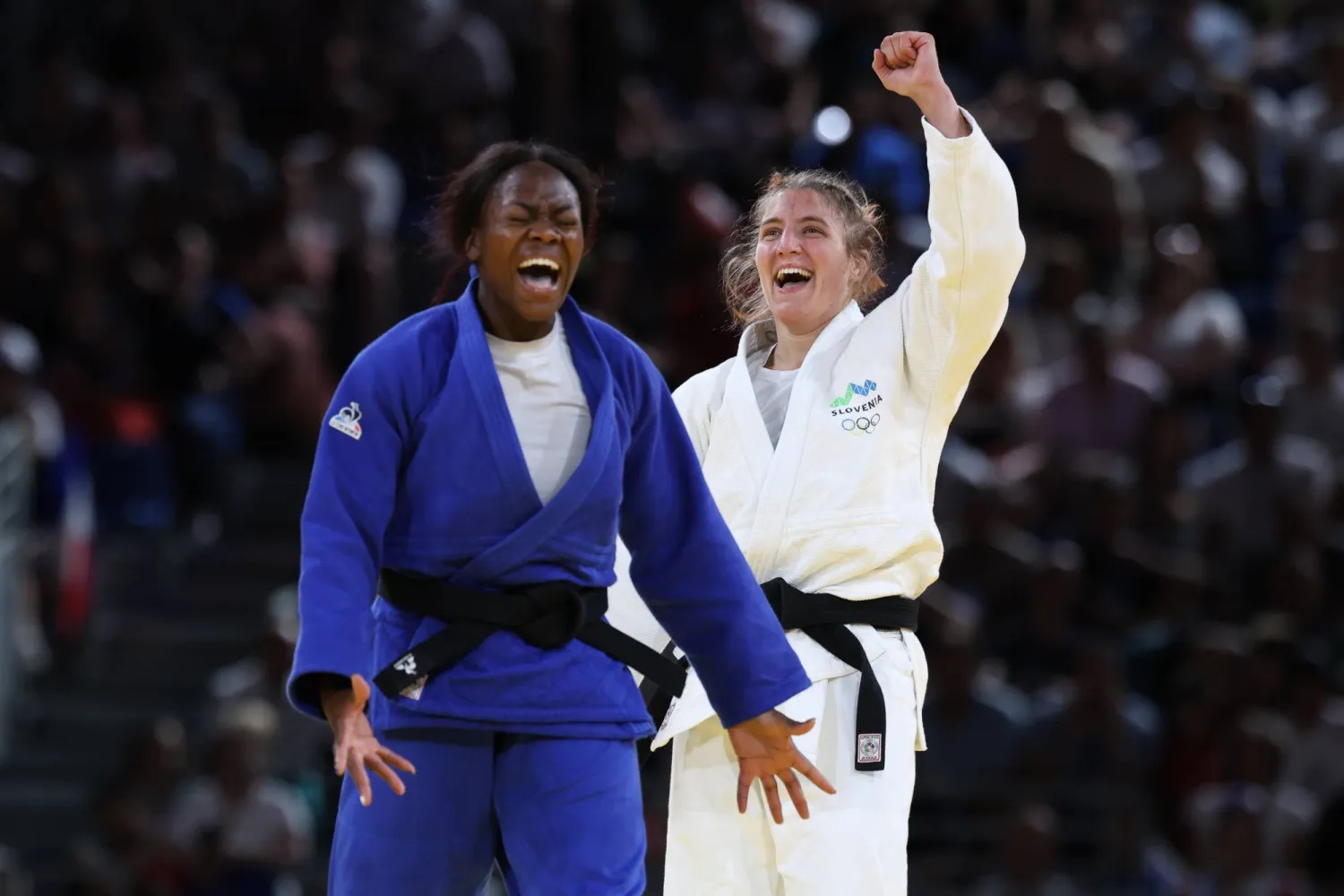 السلوفينية أندريا ليسكي (يمين) تحتفل بذهبية الجودو تحت وزن 63 كيلوغراماً (د.ب.أ)