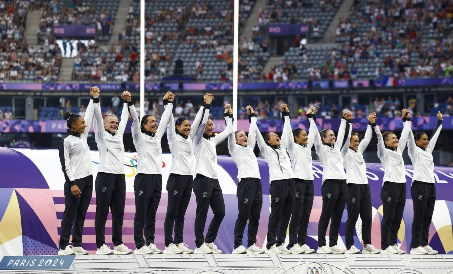 احتفال سيدات نيوزيلندا بذهبية الرغبي السباعي (رويترز)