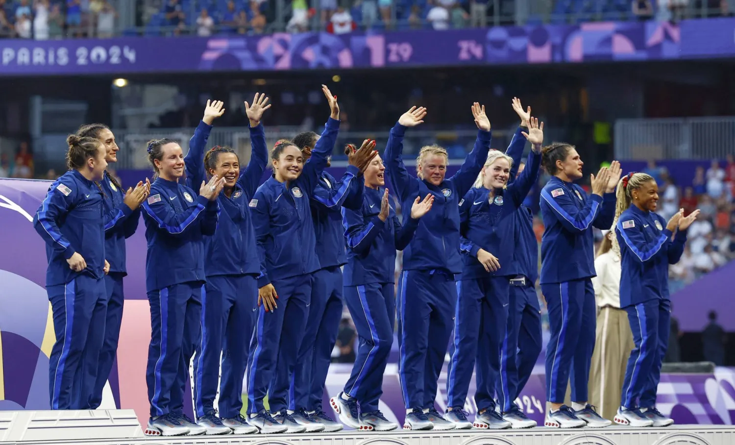 سيدات أميركا خلال مراسم تتويجهن بالميدالية البرونزية لسباعيات الرغبي في الألعاب الأولمبية (رويترز)