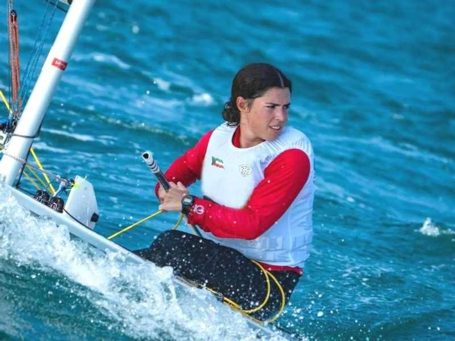 أمينة شاه لاعبة الشراع الكويتية (اللجنة الأولمبية الكويتية)