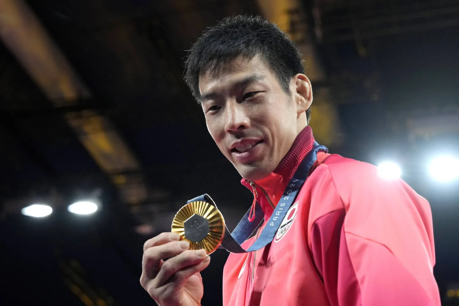 الياباني تاكانوري ناغاسي متوجاً بذهبية الجودو (أ.ب)