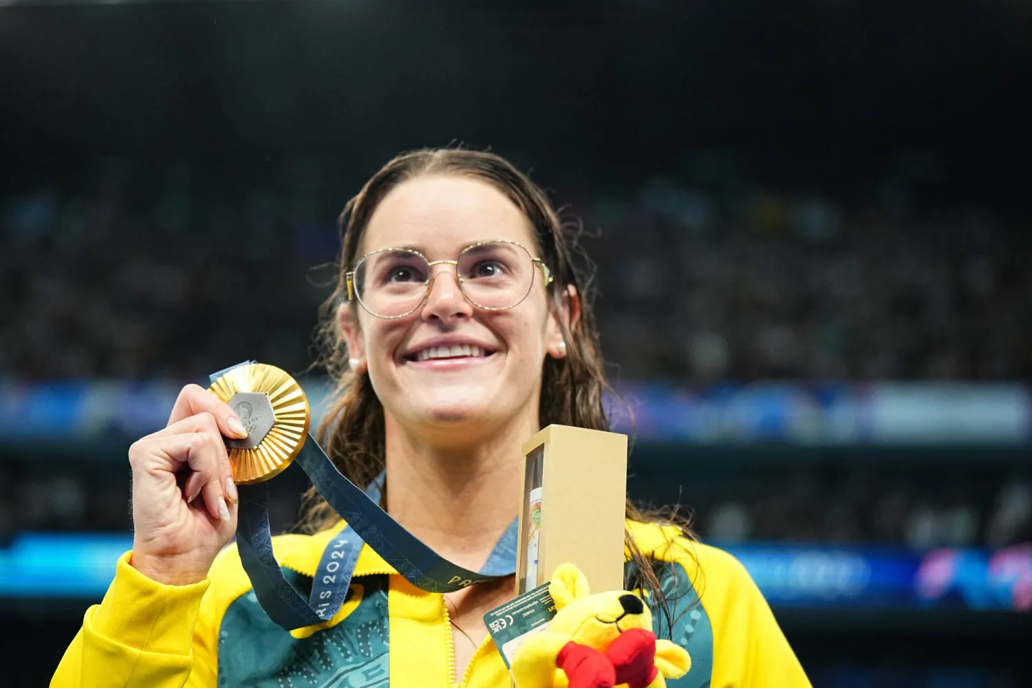 كايلي ماكوين لدى تتويجها بالميدالية الذهبية في سباق 100 متر (ظهر) (د.ب.أ)