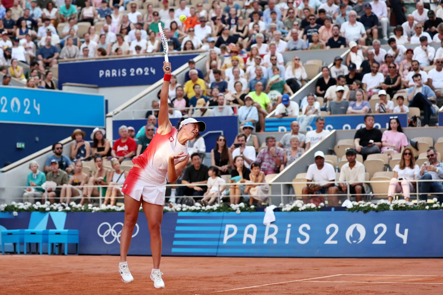 إيغا شفيونتيك خلال مواجهتها أمام الصينية تشيو وانغ ضمن منافسات الألعاب الأولمبية في باريس (رويترز)