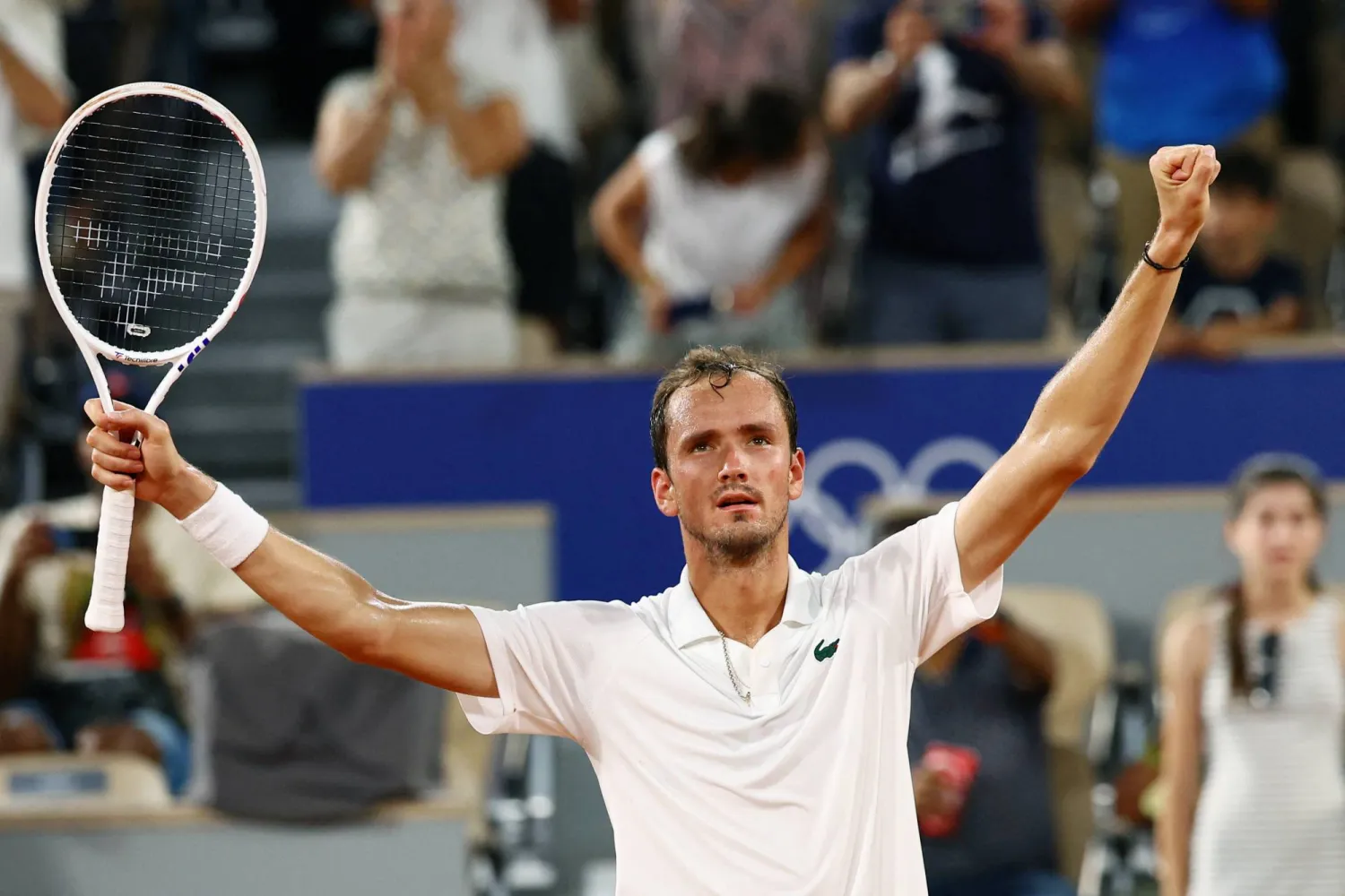 ميدفيديف فرحاً عقب فوزه على النمساوي سيباستيان أوفنر (رويترز)