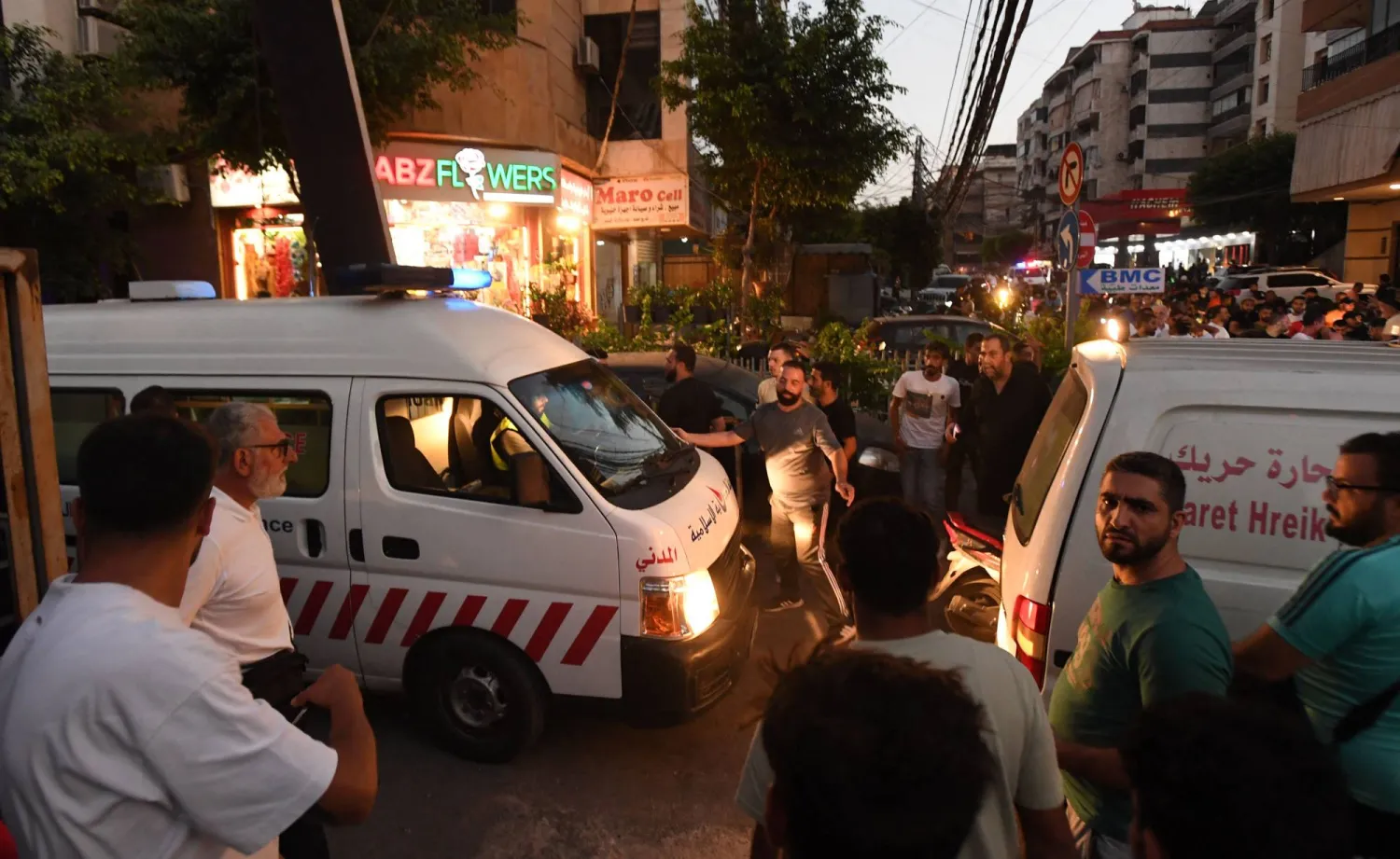 سيارات إسعاف في موقع الغارة (أ.ب)