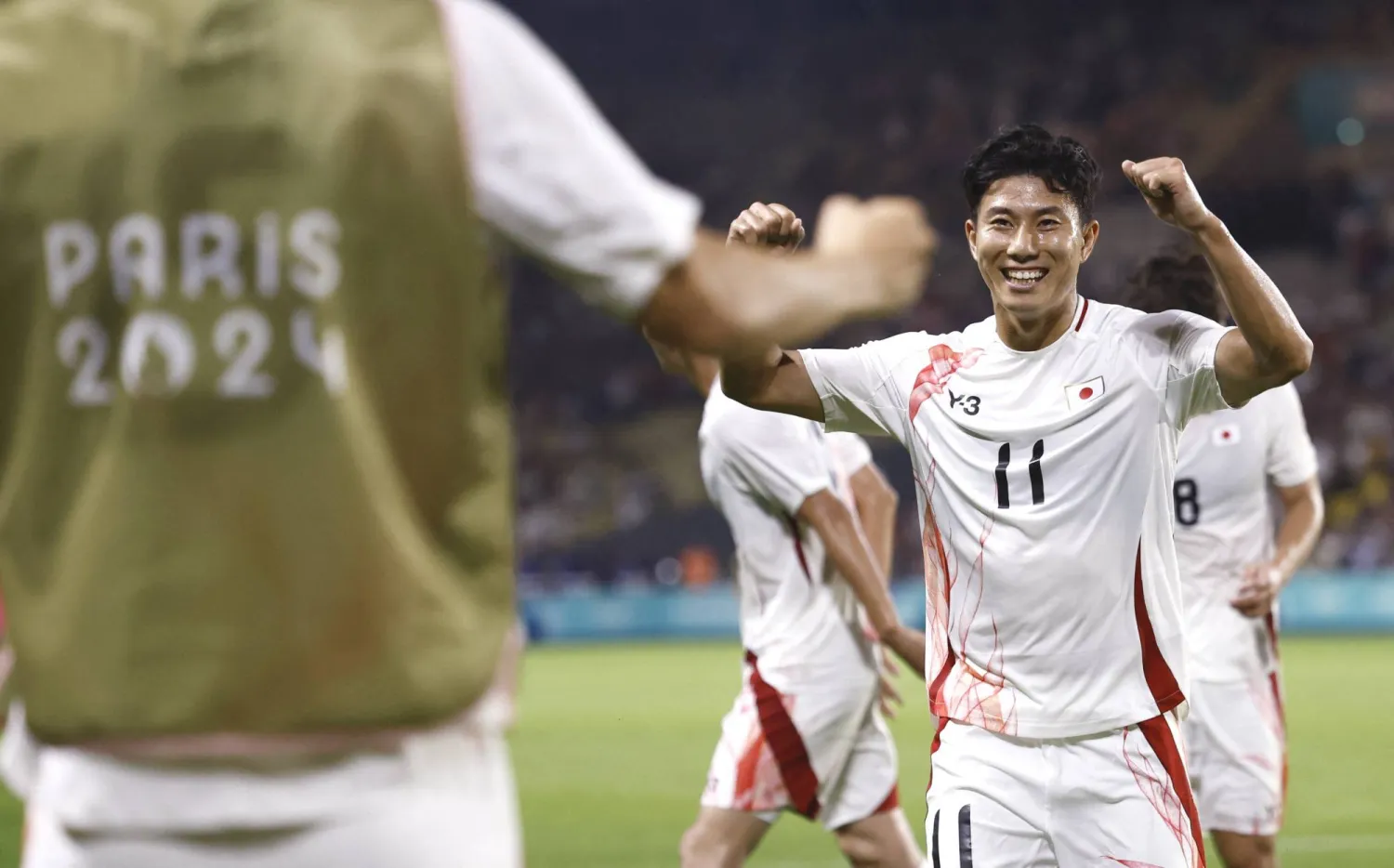 ماو هاسويا لاعب اليابان محتفلاً بهدف الفوز (رويترز)