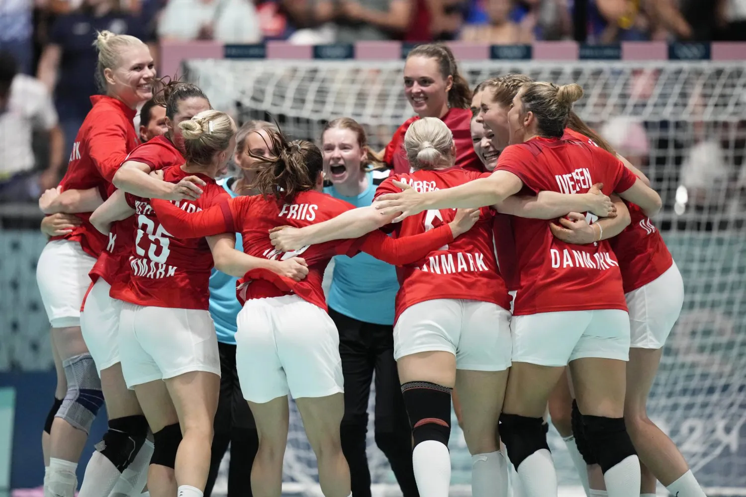 فرحة لاعبات المنتخب الدنماركي لكرة اليد عقب فوزهم على السويد (ا.ب)