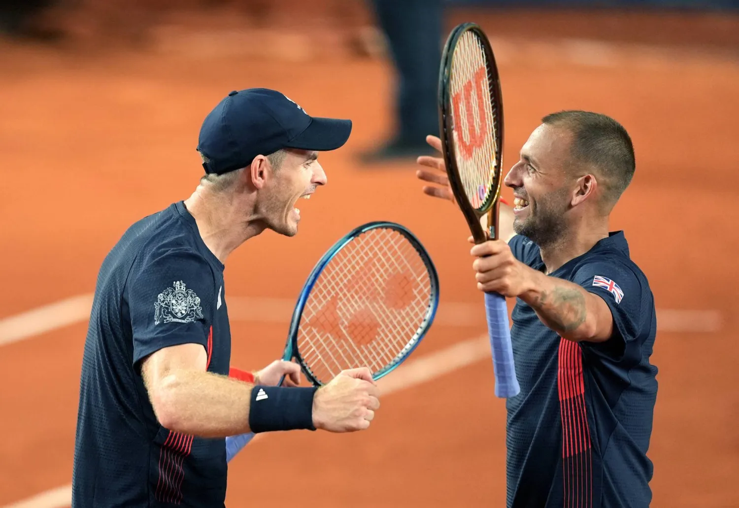 فرحة عارمه من المخضرم موراي وزميله ايفانز عقب الفوز على الثنائي البلجيكي في منافسات زوجي التنس (د.ب.أ)