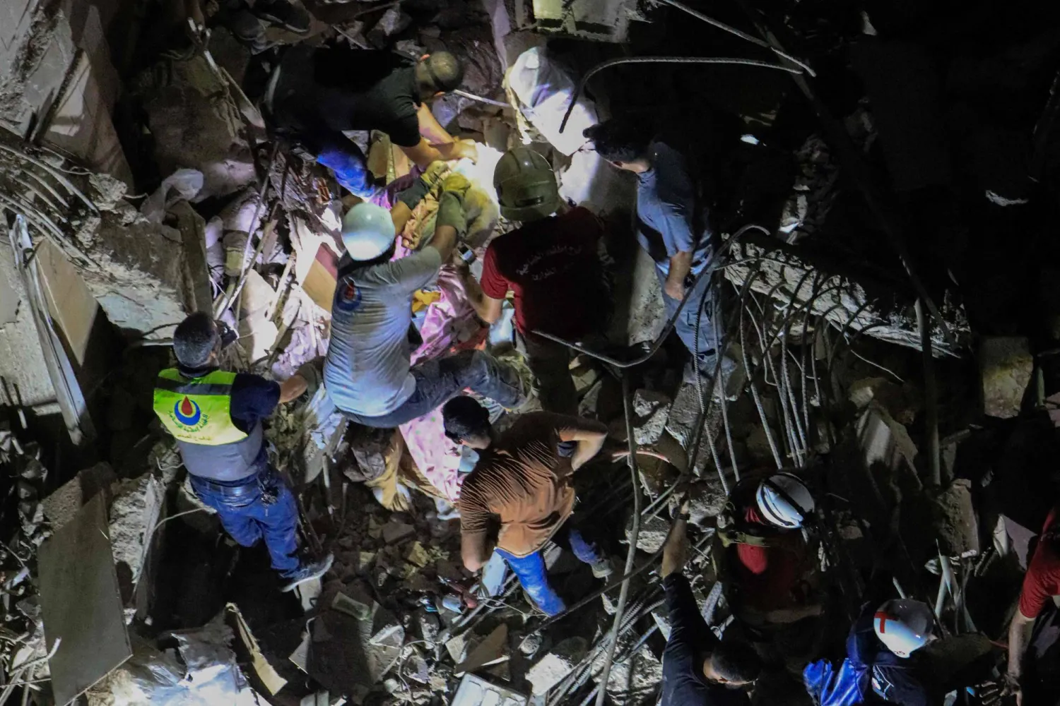 جانب من الدمار جراء الغارة الإسرائيلية (أ.ف.ب)