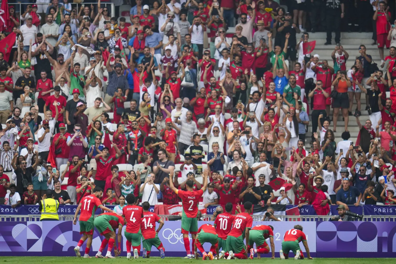 فرحة مغربية أمام الجماهير بعد الثلاثية العراقية (أ.ب)