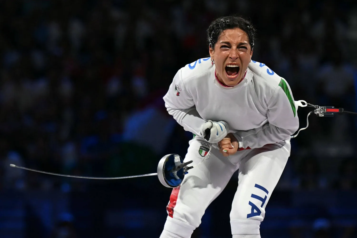 أطلقت الإيطالية ألبرتا سانتوتشيو صرخة تصم الآذان عندما لمست ذراع منافستها (أ.ف.ب)