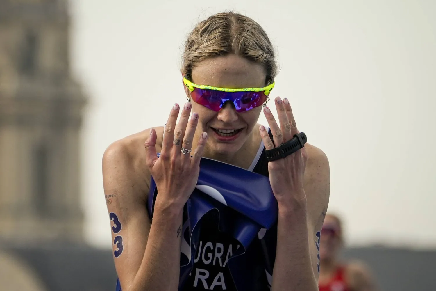 النجمة الفرنسية لا تصدق نجاحها في الظفر بالذهبية (أ.ب)