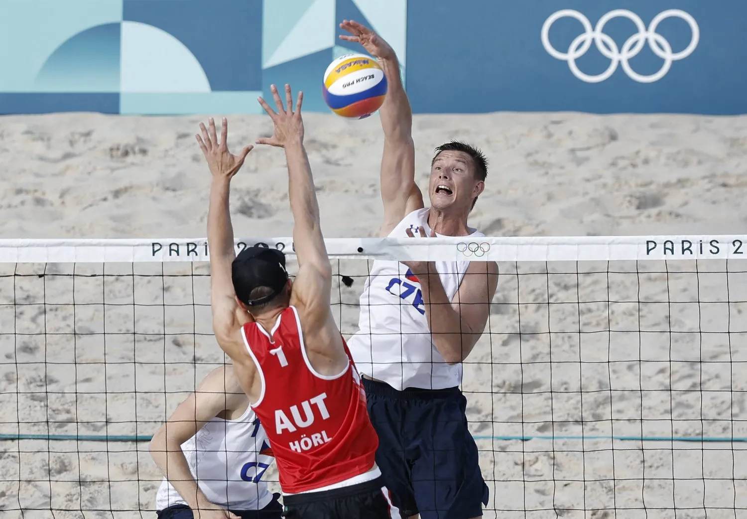 منتخب التشيك للكرة الطائرة الشاطئية رجال يتغلب على نظيره النمساوي (رويترز)