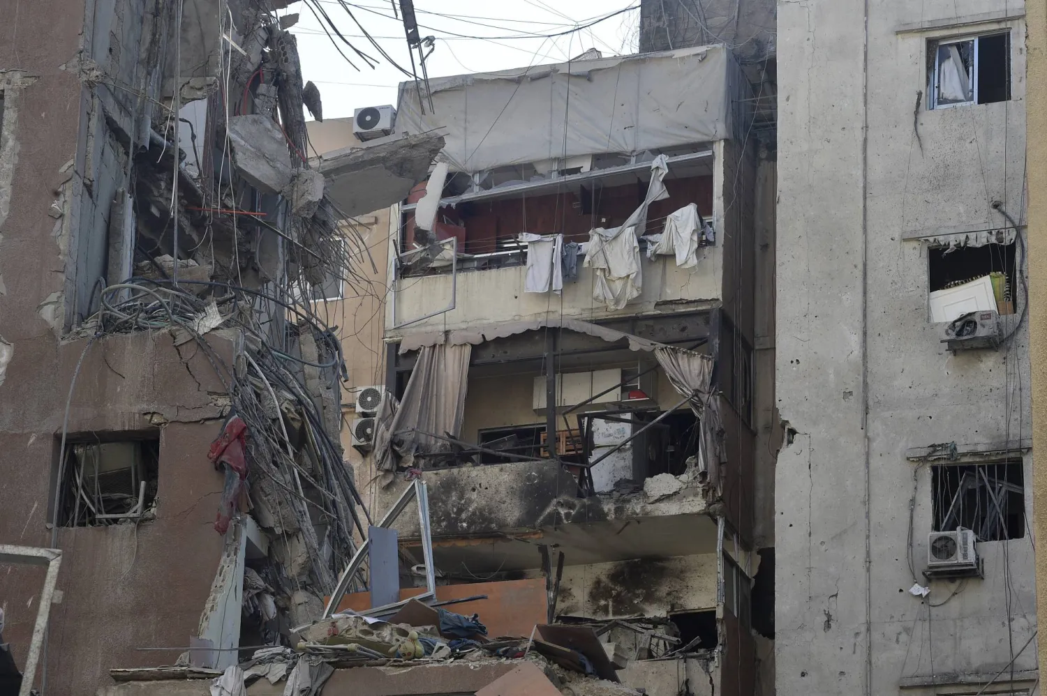 منزل تضرر في غارة إسرائيلية على بيروت استهدفت قيادياً بـ«حزب الله» (إ.ب.أ)