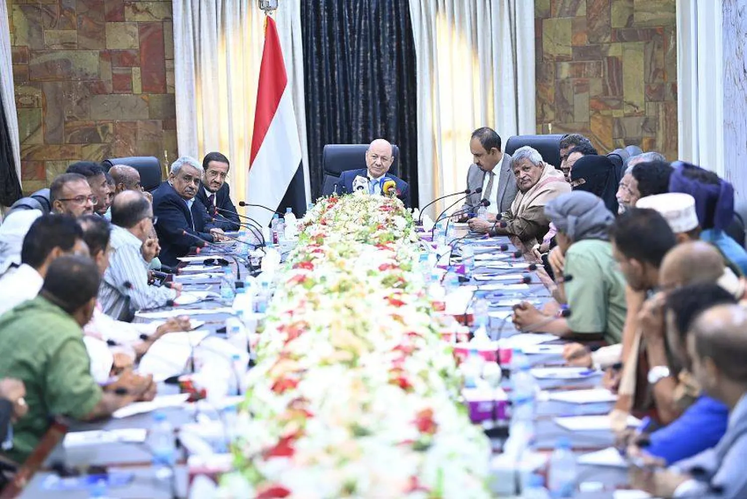 رئيس مجلس القيادة الرئاسي اليمني رشاد العليمي مجتمعاً في حضرموت مع ممثلي الأحزاب (سبأ)