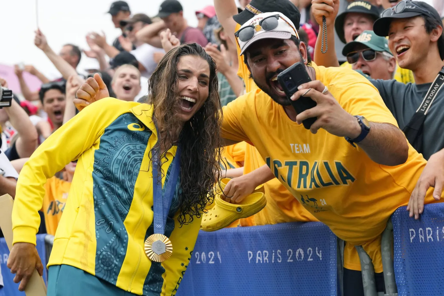 جيسيكا فوكس تلتقط صورة سيلفي عقب تتويجها بذهبية منافسات الكانوي في أولمبياد باريس 2024 (أ.ب)