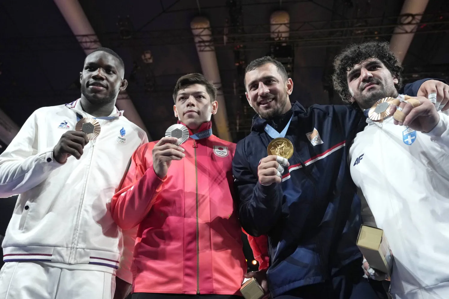 من مراسم تتويج منافسات الجودو لوزن 90 كغم (أ.ب) 