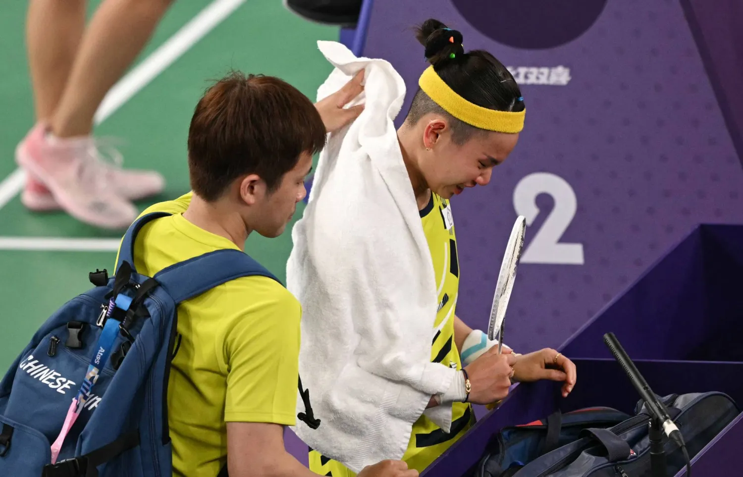 التايوانية تاي تبكي بشدة خلال وداعها منافسات الريشة الطائرة بأولمبياد باريس (أ.ف.ب)