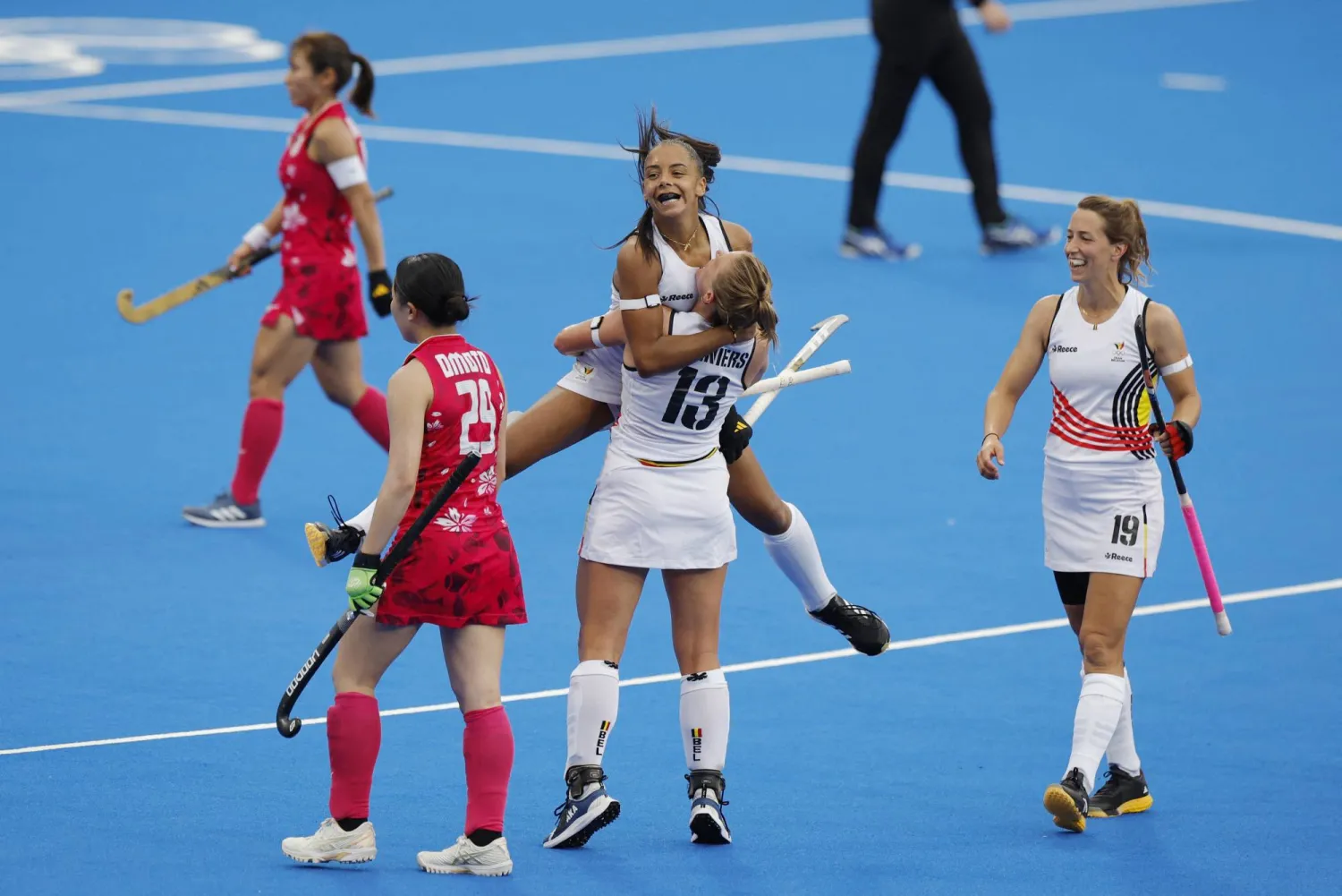 فرحة لاعبات بلجيكا للهوكي عقب فوزهن على اليابان ضمن منافسات الألعاب الأولمبية (رويترز)