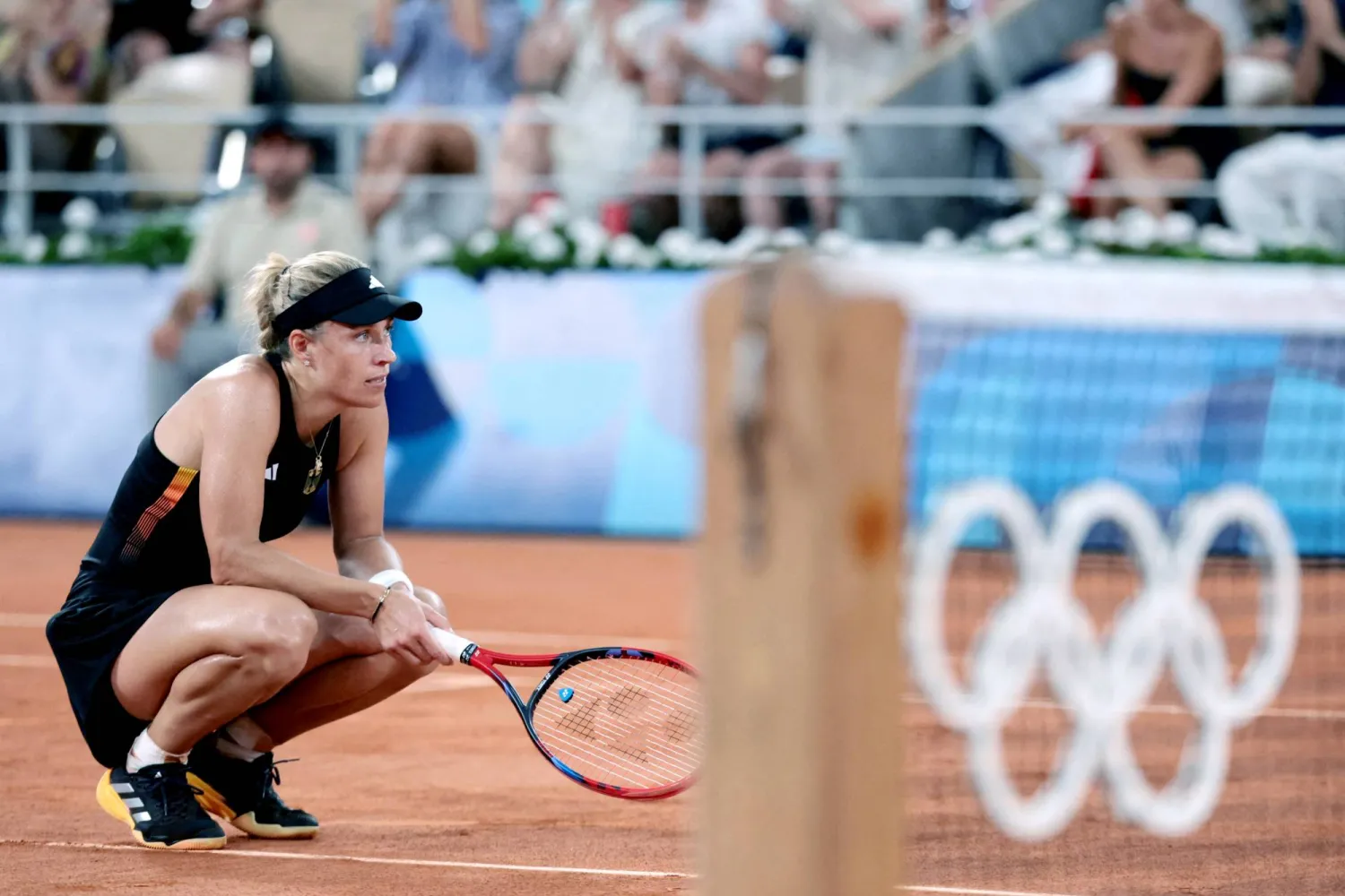 أنجليك كيربر والحسرة تبدو عليها عقب خسارتها أمام الصينية تشينغ قينوين (رويترز)