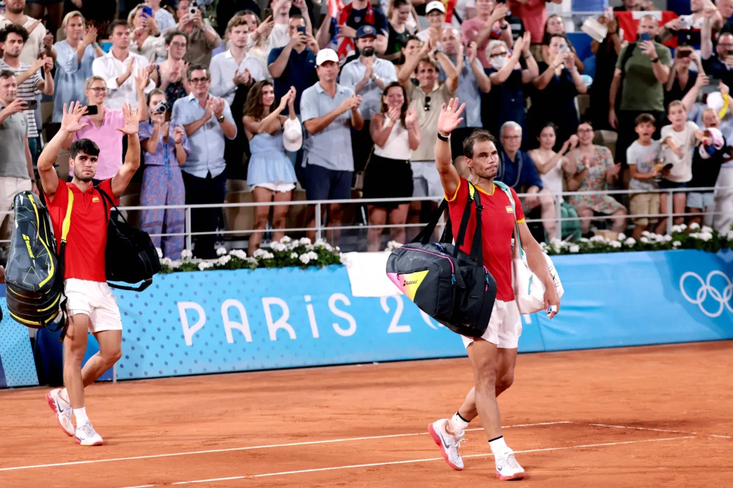 المخضرم نادال وكارلوس ألكاراس ودّعا المنافسات الأولمبية بتحية كبيرة من الجماهير التي ساندتهما بقوة (رويترز)