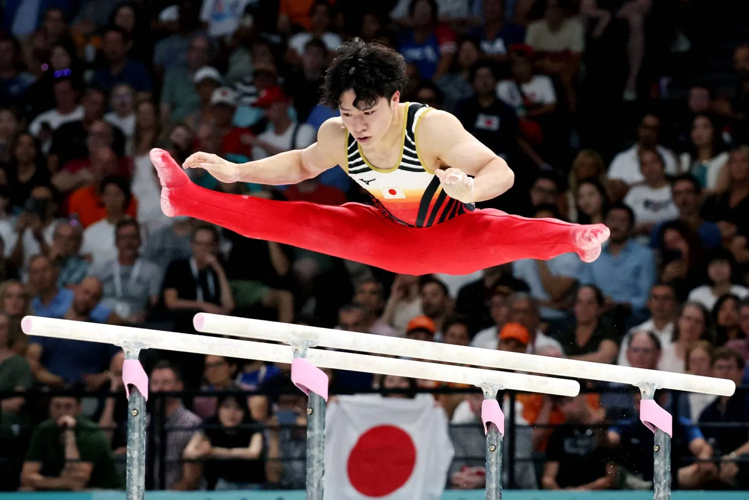 الياباني شينوسوكي أوكا اكتسح الجميع وحصد ذهبية الجمباز لكل الأجهزة في أولمبياد باريس (رويترز) 