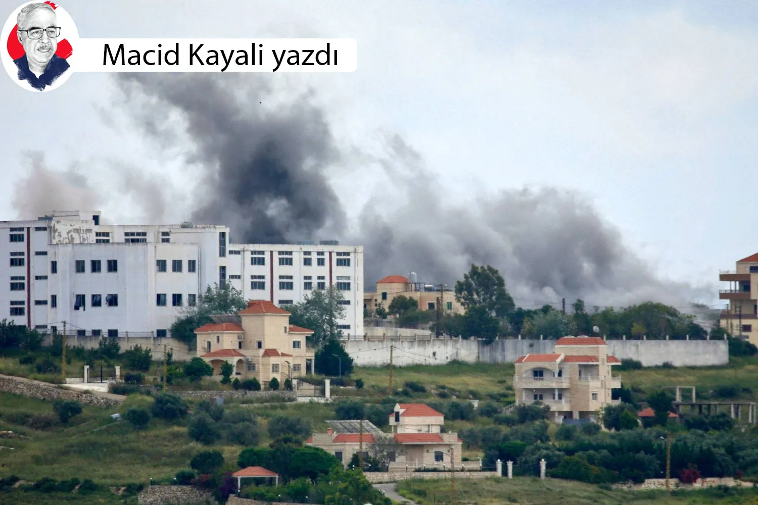 İsrail'in Lübnan'ın güneyindeki Tayr Harfa köyüne düzenlediği hava saldırısı sonucu dumanlar yükseliyor. (AFP)