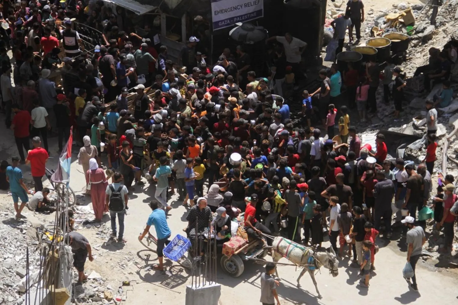 Gazze Şeridi'nin kuzeyindeki Cibaliye’de yemek almak için toplanan Filistinliler (Reuters)