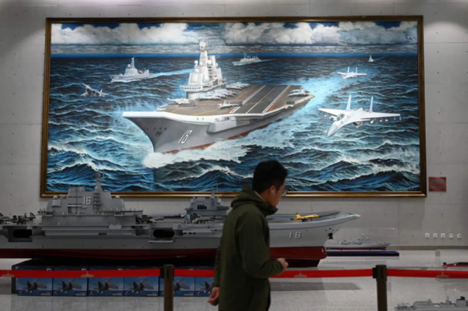 Çin'in Liaoning uçak gemisinin modeli ve tablosu, Pekin'deki Askeri Müze'de (AFP)
