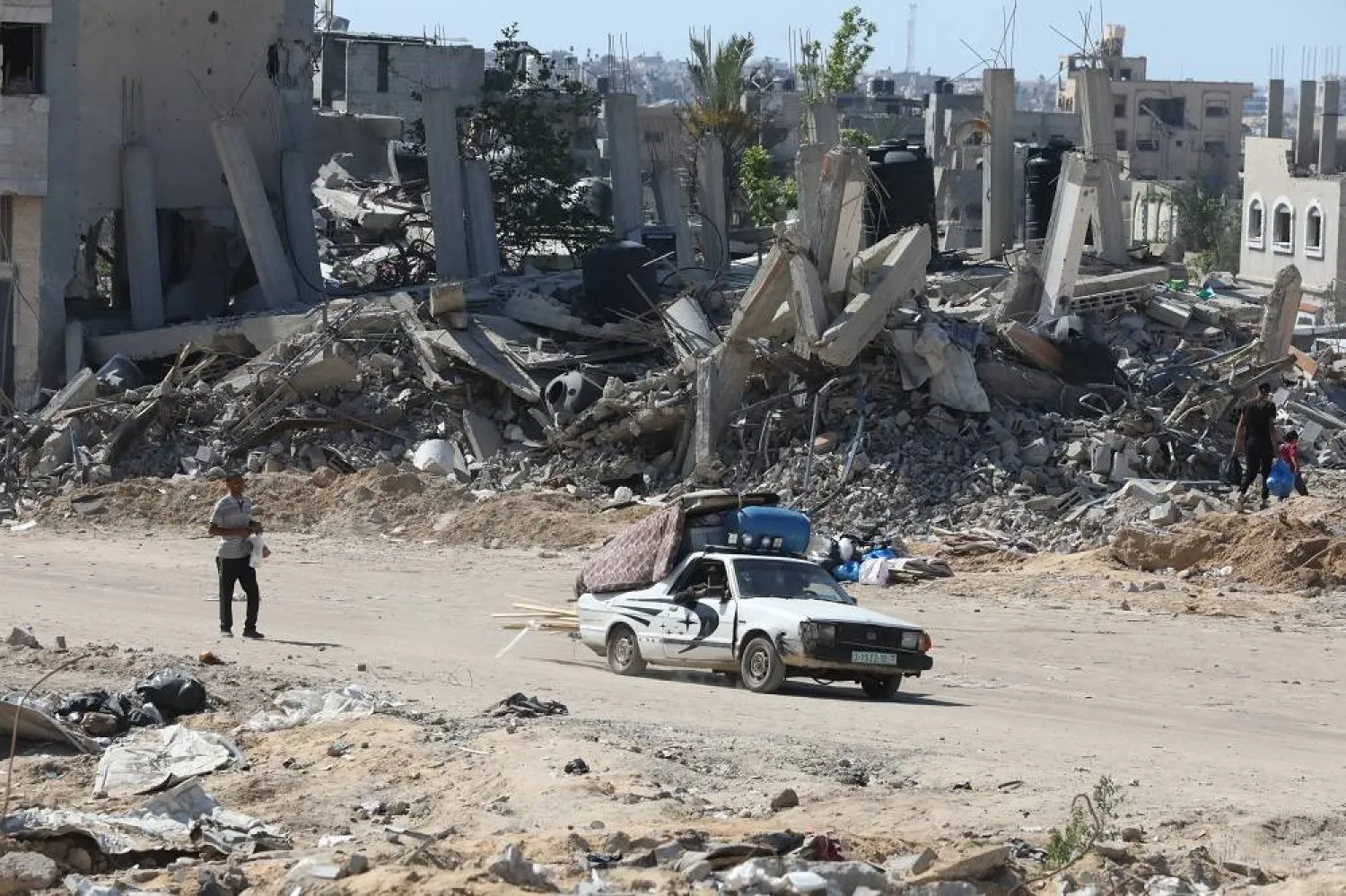 07 May 2024, Palestinian Territories, Khan Younis: Displaced Palestinians arriving in Khan Younis with their belongings after leaving Rafah in the southern Gaza Strip due to an evacuation order by the Israeli army. (dpa)