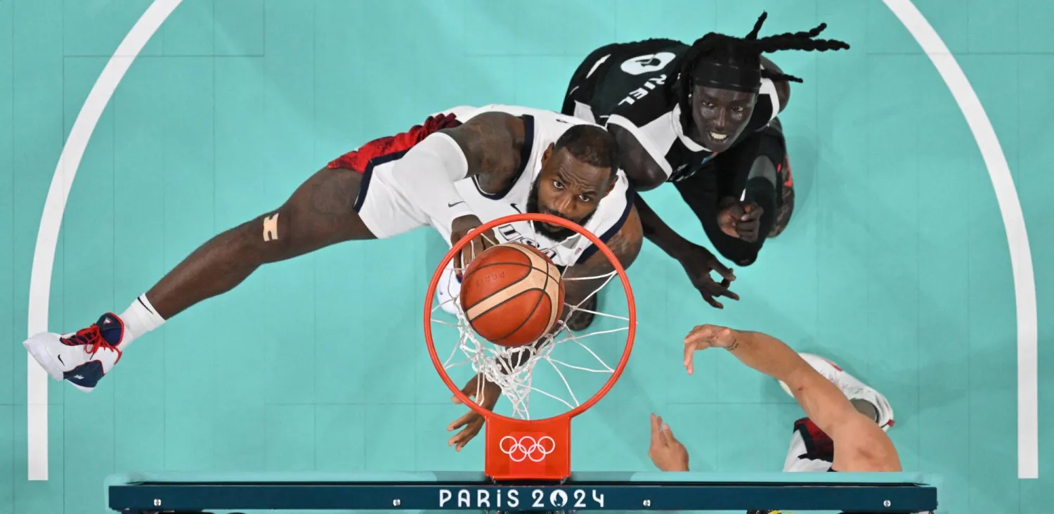 ليبرون جيمس يسجل في برج منتخب جنوب السودان (رويترز)