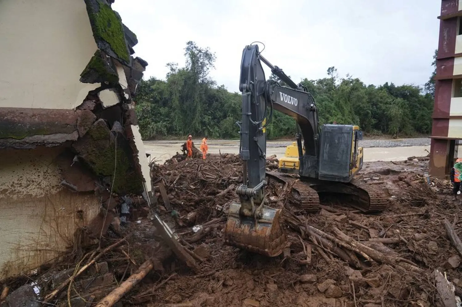  Rescuers use machinery to sift through debris on their second day of mission following Tuesday’s landslides at Chooralmala, Wayanad district, Kerala state, India, Wednesday, July 31, 2024. (AP)