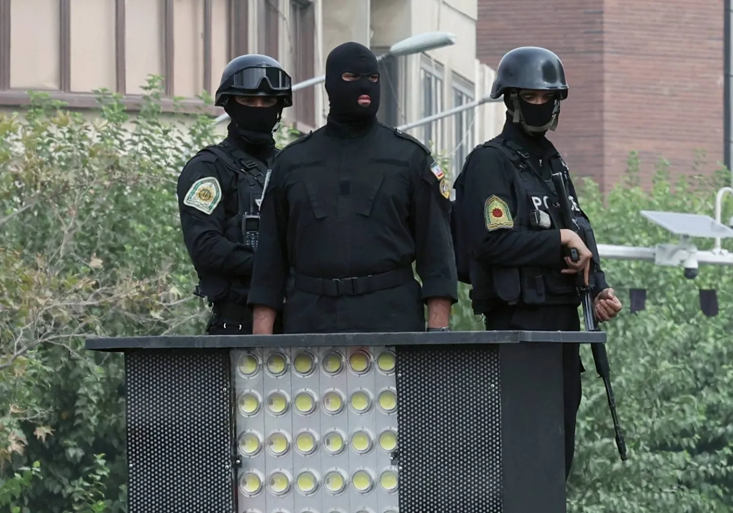 قوات الأمن الإيرانية  خلال مراسم جنازة إسماعيل هنية وحارسه الشخصي في طهران (إ.ب.أ)