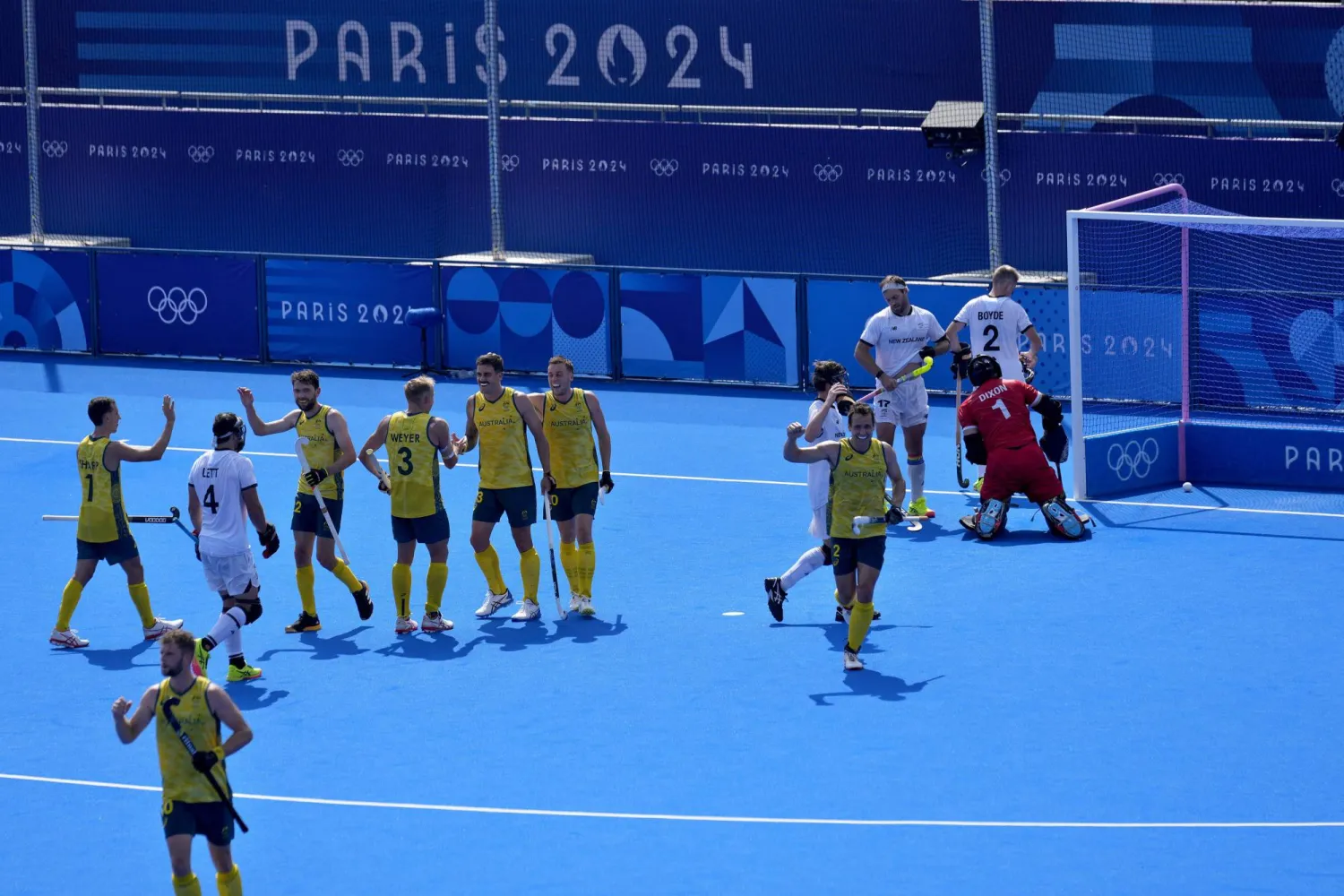 فرحة لاعبي المنتخب الأسترالي عقب تأهلهم لدور الثمانية بمسابقة الهوكي (أ.ب)
