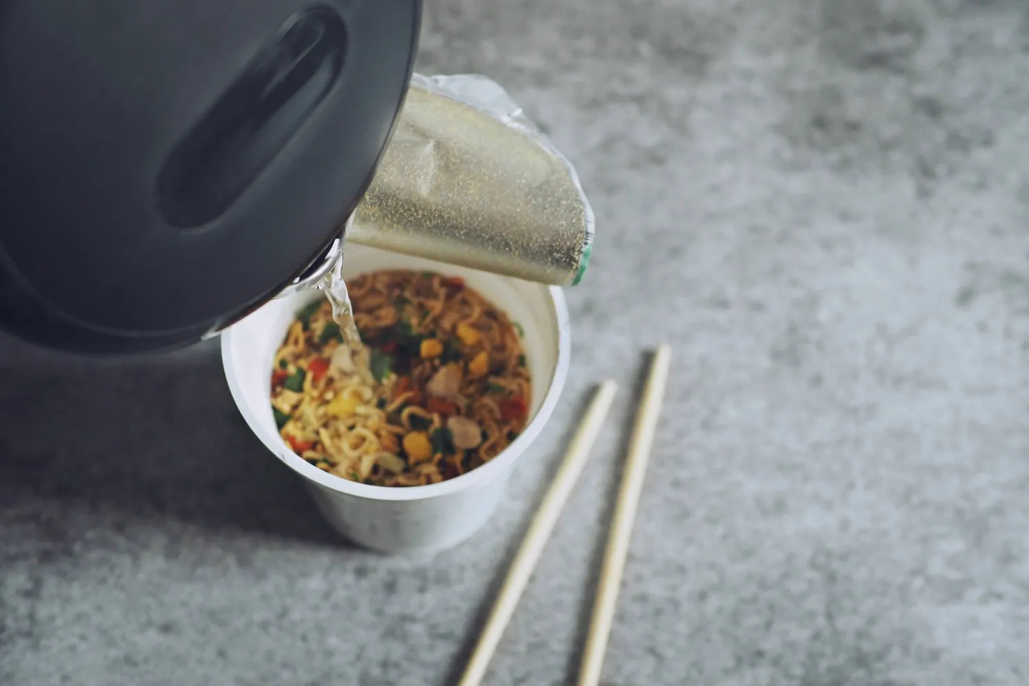 معكرونة الراميون الفورية محظورة على المسافرين في الدرجة الاقتصادية (شاترستوك)