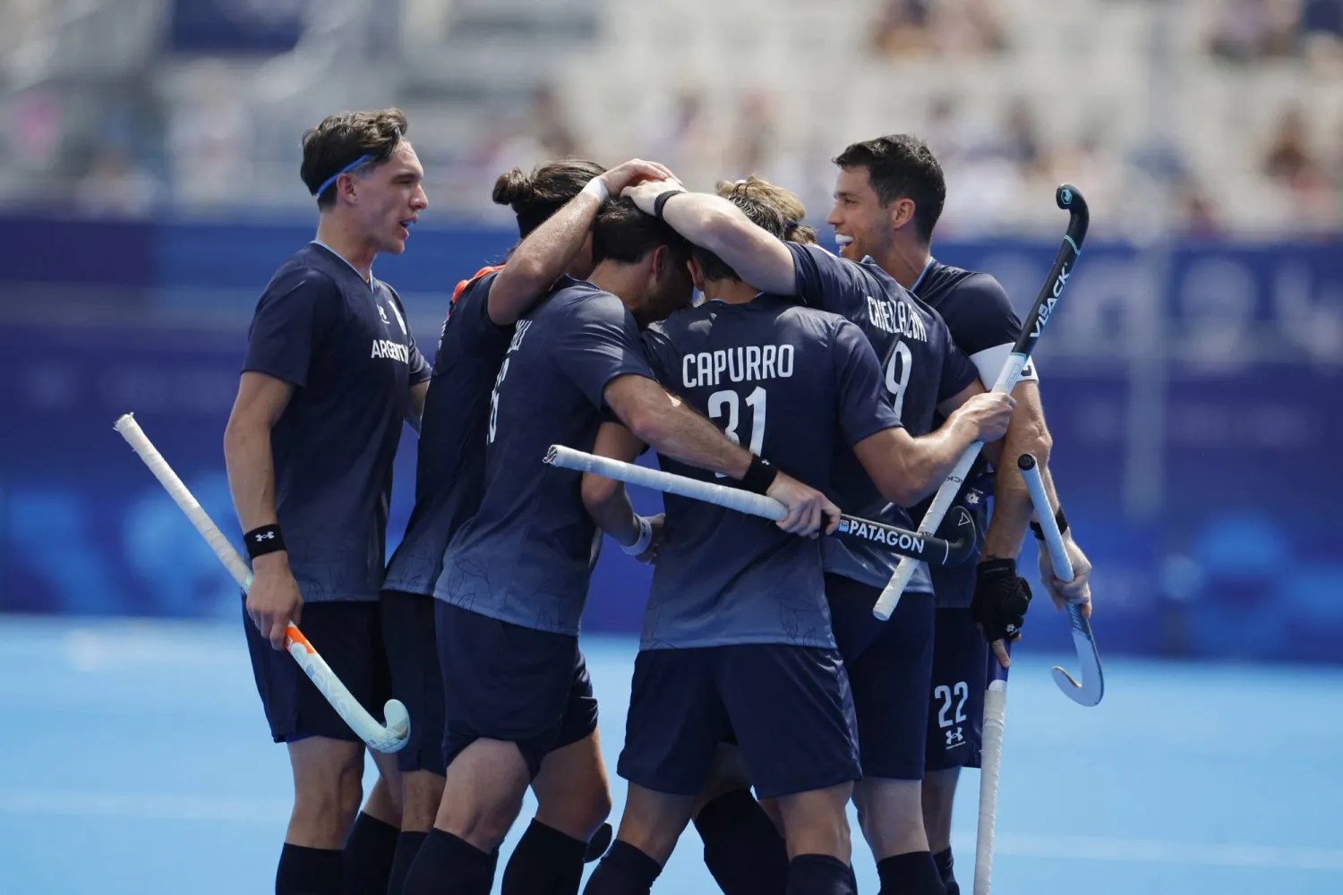 لاعبو الأرجنتين يحتفلون بالهدف الثاني (رويترز)