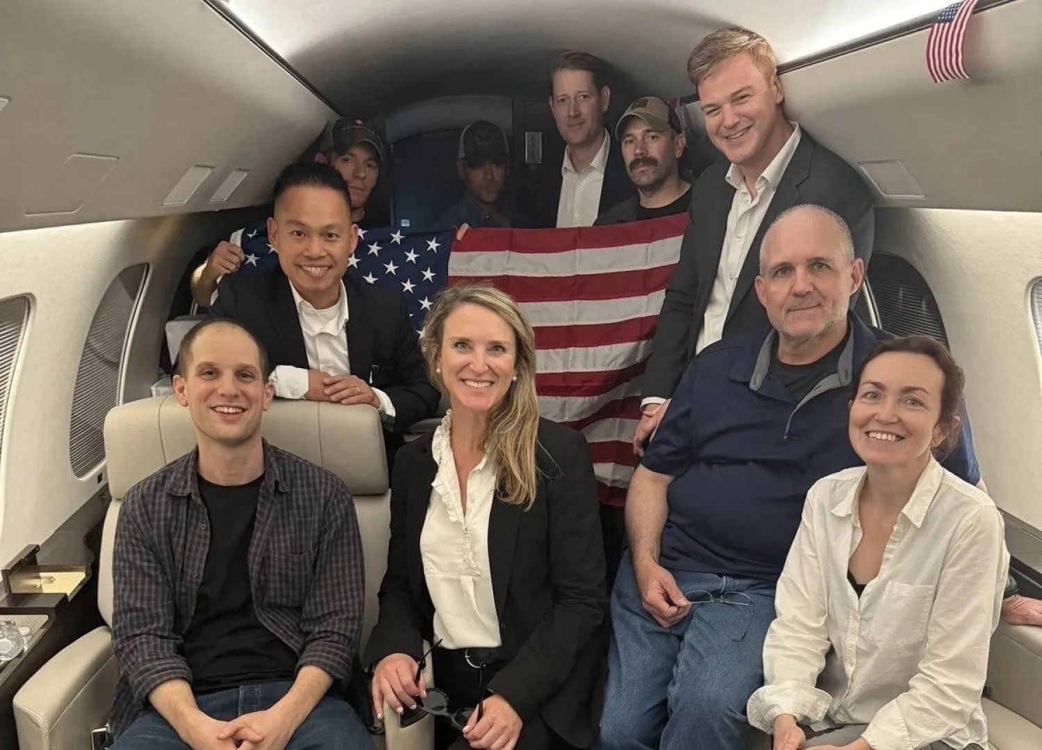 صورة نشرتها الحكومة الأميركية يظهر فيها الصحفي الأميركي إيفان غيرشكوفيتش (يسار)، وجندي البحرية الأميركي السابق بول ويلان (الثاني من اليمين)، والصحفية الأميركية الروسية ألسو كورماشيفا (يمين)، على متن طائرة بعد إطلاق سراحهم من روسيا في 1 أغسطس 2024.  (أ.ف.ب)