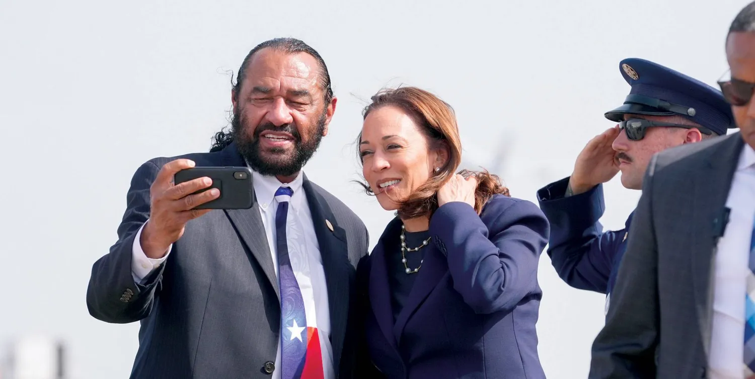 نائبة الرئيس الأميركي كامالا هاريس خلال التقاط صورة مع النائب الديمقراطي آل غرين عند وصولها إلى هيوستن (أ.ب)