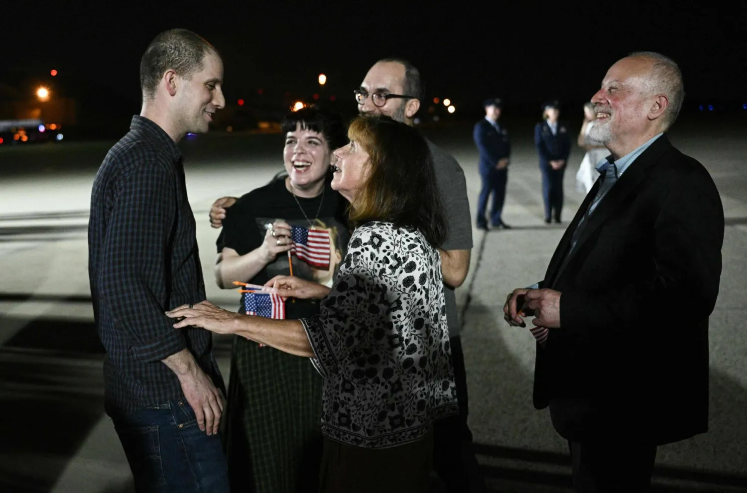 Former prisoner held by Russia, US journalist Evan Gershkovich is greeted by his parents Mikhail Gershkovich and Ella Milman with his sister Danielle Gershkovich and brother-in-law Anthony Huczek as he arrives at Joint Base Andrews in Maryland on August 1, 2024. (Photo by Brendan SMIALOWSKI / AFP)
