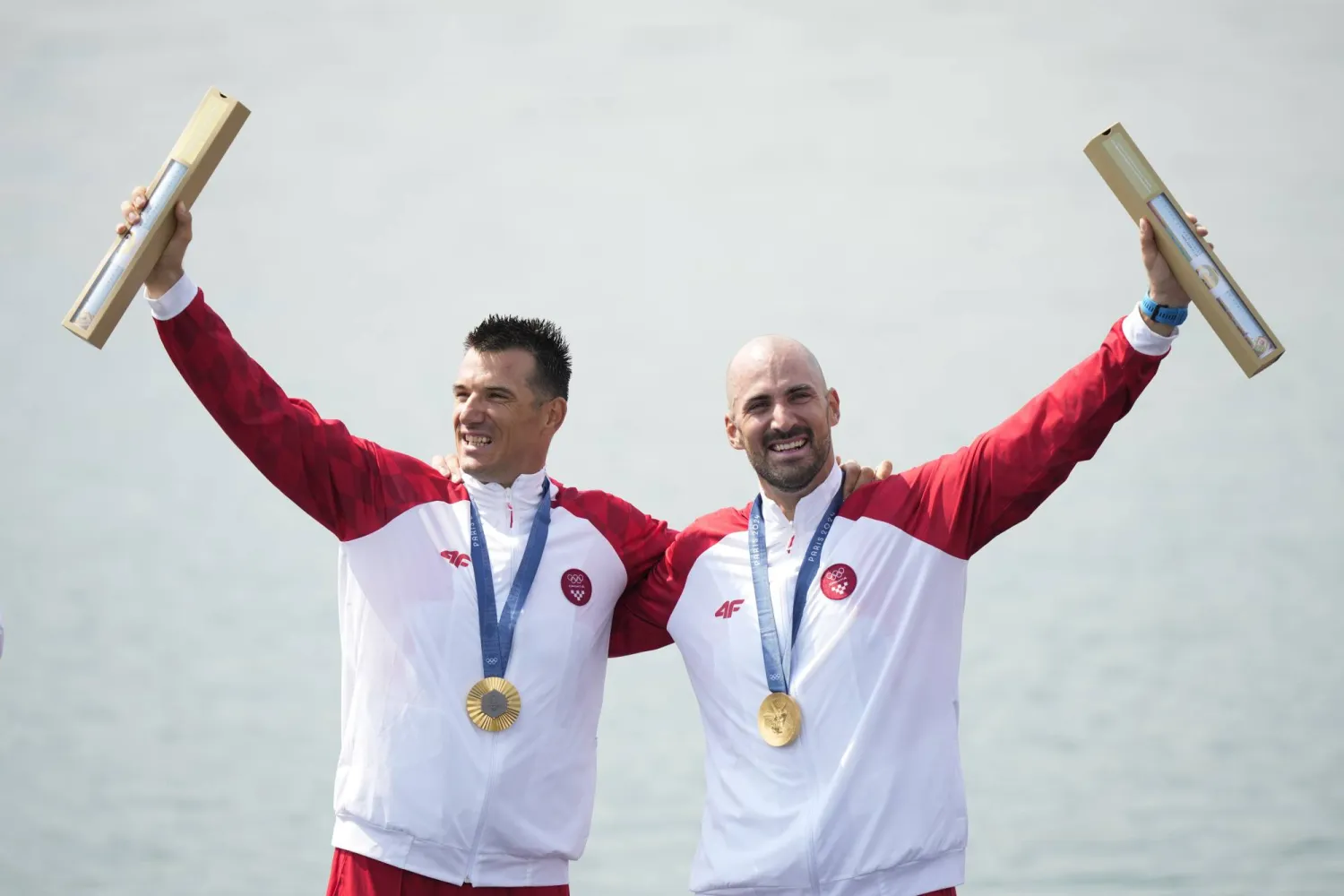 الشقيقان الكرواتيان فالنت ومارتن سينكوفيتش خلال الاحتفاء بميداليتهما الذهبية (أ.ب)