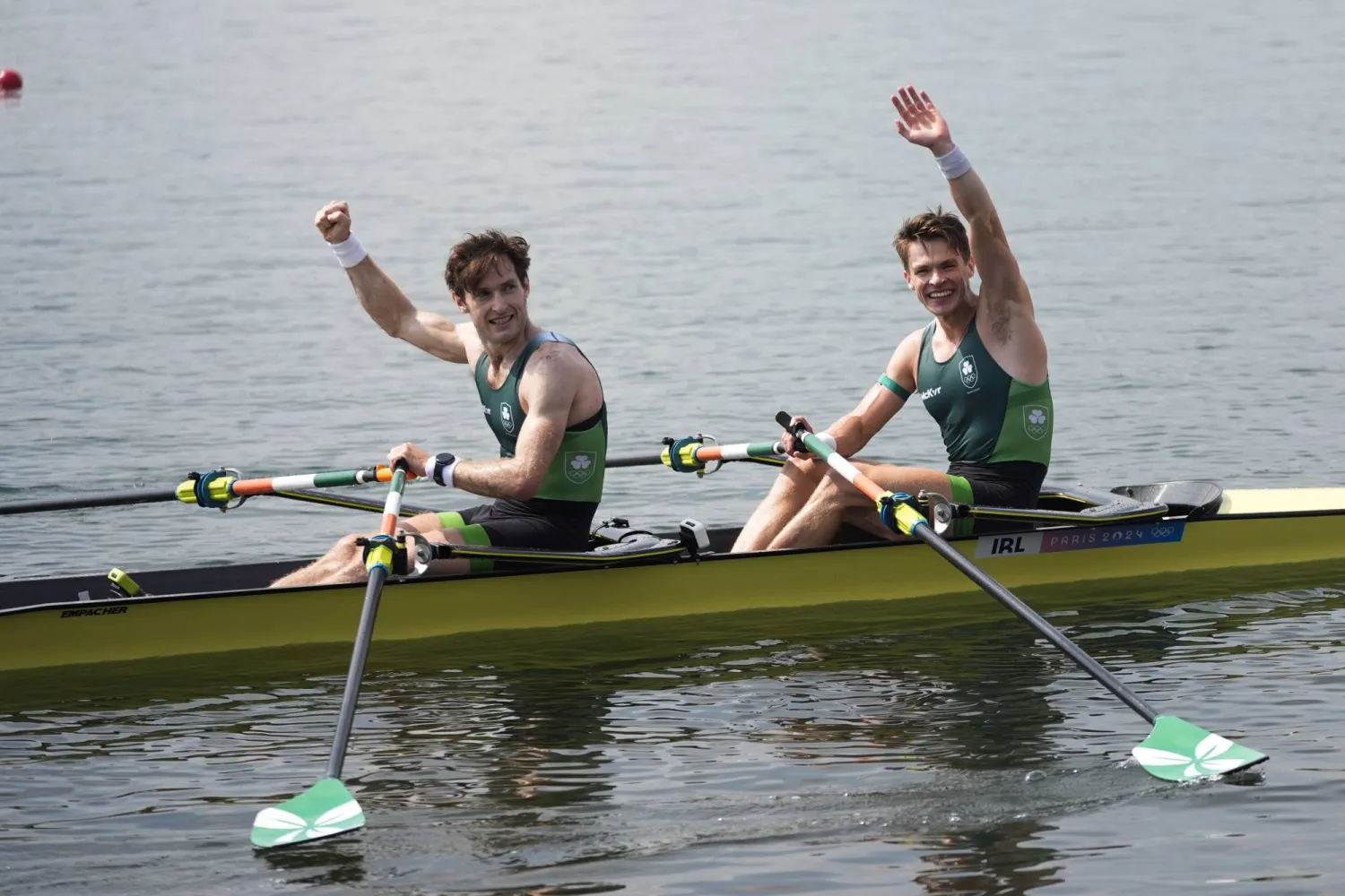 الثنائي الآيرلندي يحيي الجمهور بعد فوزه بالميدالية الذهبية (أ.ب)